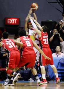 Gabby Espinas (No.27) of San Miguel Beer attempts to a pass the ball through the guard of Dondon Hontiveros (No.5) of Alaska in Game 2 of the best of seven finals of the PBA Philippine Cup at the Smart Araneta Coliseum in Quezon City on Tuesday. PHOTO BY CZEASAR DANCEL