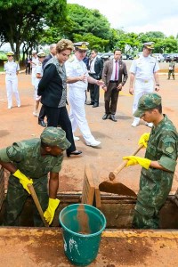 Brazil President Dilma Rousseff observes marines working in order to combat Aedes aegypti mosquitos in Brasilia on Friday (Saturday in Manila). AFP PHOTO /PRESIDENCY