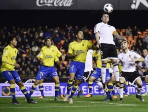 Valencia’s forward Paco Alcacer (second right) heads the ball next to Las Palmas’ defender David Simon (center), Las Palmas’ midfielder Juan Carlos Valeron (second left) and Las Palmas’ Argentinian forward Sergio Araujo (left) during the Spanish Copa del Rey (King’s Cup) football match Valencia CF vs UD Las Palmas at the Mestalla stadium in Valencia on Friday. AFP PHOTO