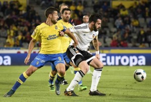 Valencia’s forward Alvaro Negredo (right) vies with La s Palmas’ defender David Garcia during the Spanish Copa del Rey (King’s Cup) football match UD Las Palmas vs Valencia CF at the Estadio de Gran Canaria in Las Palmas de Gran Canaria on Friday. AFP PHOTO