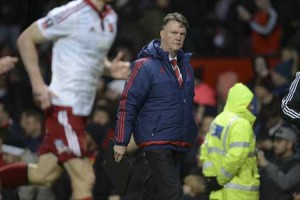 Manchester United’s Dutch manager Louis van Gaal leaves the pitch at half-time during the English FA Cup third-round football match between Manchester United and Sheffield United at Old Trafford in north west England on January 9, 2016. AFP PHOTO