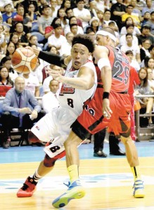 San Miguel Beer’s Arwind Santos (red) tries to score against Alaska’s Calvin Abueva (white) during Game 1 of the Philippine Basketball Association Philippine Cup best-of-seven championship series at the Araneta Coliseum on Sunday. RUSSELL PALMA