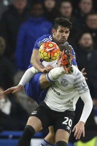 Chelsea’s Brazilian-born Spanish striker Diego Costa (left) tangles with Everton’s English midfielder Ross Barkley during the English Premier League football match between Chelsea and Everton at Stamford Bridge in London. AFP PHOTO