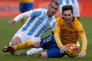 Malaga’s Portuguese midfielder Duda (left) vies with Barcelona’s Argentinianforward Lionel Messi during the Spanish league football match Malaga CF vs FC Barcelona at La Rosaleda stadium in Malaga. AFP PHOTO 