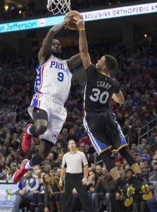 Stephen Curry #30 of the Golden State Warriors blocks the shot of JaKarr Sampson #9 of the Philadelphia 76ers at the Wells Fargo Center in Philadelphia, Pennsylvania. AFP PHOTO