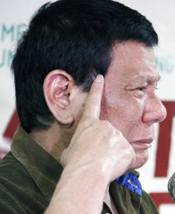  Davao Mayor Rodrigo Duterte makes a face during the Peasant Challenge held in UP Diliman, Quezon City. PHOTO BY MIKE DE JUAN 