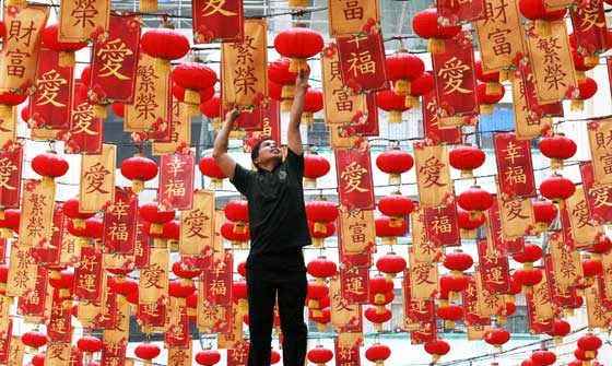 Chinatown in Binondo, Manila is transformed into a lantern paradise two days before the observance of the Chinese New Year on February 8, which had been declared a holiday. Photo by Rene H. Dilan