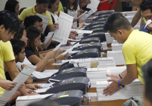 ORIENTATION Workers at the National Printing Office undergo training on the use of vote counting machines. The Commission on Elections has started testing the machines it will use for the May elections.  PHOTO BY MIKE DE JUAN 