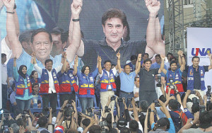 OPENING SALVO Vice President Jejomar Binay shares the stage with his running mate Sen. Gregorio Honasan and members of the opposition’s Senate slate. PHOTO BY MIKE DE JUAN 