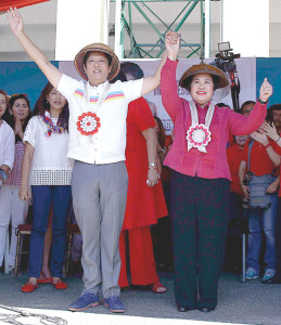 FROM SOLID NORTH Senators Miriam Defensor Santiago and Ferdinand ‘Bongbong” Marcos Jr. greet their supporters outside the Batac Church. PHOTO BY CZEASAR DANCEL 