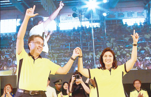 CAPIZ TAKE-OFF Liberal Party presidential bet Manuel “Mar” Roxas and running mate Rep. Leni Robredo acknowledge the crowd that attended their rally in Capiz. AFP PHOTO 