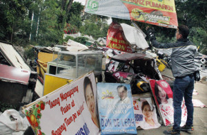 DOWN THEY GO Illegally posted election campaign materials in Quezon City are removed under “Operation Baklas” by personnel from the Metropolitan Manila Development Authority (MMDA) on Wednesday. Only poll paraphernalia tacked in common poster areas designated by the Commission on Elections are left alone by the MMDA. PHOTO BY MIKE DE JUAN 