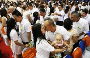 Forever sealed Hundreds of couples kiss after saying “I do’s” during the mass wedding sponsored by Manila Mayor Joseph Estrada Friday. Photo by Rene H. Dilan