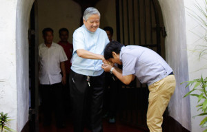 Senator Ferdinand “Bongbong” Marcos Jr. kisses the hand of Lingayen-Dagupan Archbishop Socrates Villegas. PHoto By CZeasar Dancel 