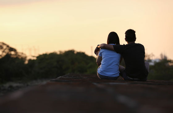  A couple enjoys the sunset as they spend some sweet moments perched on the historic walls in Intramuros, Manila on the eve of Valentine’s Day. PHOTO BY RUSSEL PALMA 