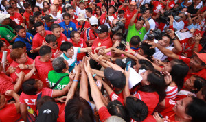 HUMAN RING  Caloocan residents reach out to touch Sen. Ferdinand “Bongbong” Marcos Jr. during his campaign rally in Barangay Bagong Silang. PHOTO BY RUY L. MARTINEZ 