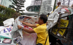 TAKEN DOWN Personnel from the Metropolitan Manila Development Authority on Thursday unload tarpaulins, among illegal campaign materials removed from all over Metro Manila, at the MMDA headquarters in Makati City.  PHOTO BY CZAESAR DANCEL 