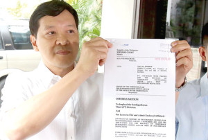 Playing Favorites  Former Metro Rail Transit 3 GM Al Vitangcol shows affidavit that he filed before the Supreme Court on Thursday where he implicated former Transportation secretary Manuel “Mar” Roxas 2nd in awarding an allegedly anomalous rail maintenance contract. PHOTO BY RUSSELL PALMA 