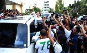 GRACE IN TACLOBAN Students of the Eastern Visayas State University welcome Senator Grace Poe during a campaign rally in Tacloban City. PHOTO BY RENE H. DILAN  