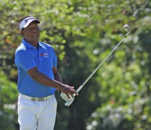 Tony Lascuña watches his tee-shot on the par-3 No. 6. CONTRIBUTED PHOTO