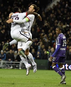 ??Paris Saint-Germain’s Swedish forward Zlatan Ibrahimovic (center) celebrating with teammate Serge Aurier (left) after scoring a goal during the French L1 football match Toulouse vs Paris Saint-Germain at the Municipal stadium in Toulouse. AFP PHOTO