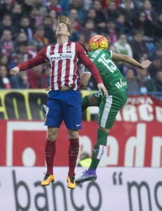 Atletico Madrid’s forward Fernando Torres (left) vies with Eibar’s Argentinian defender Mauro Dos Santos during the Spanish league football match Club Atletico de Madrid vs SD Eibar at the Vicente Calderon stadium in Madrid on Sunday. AFP PHOTO 