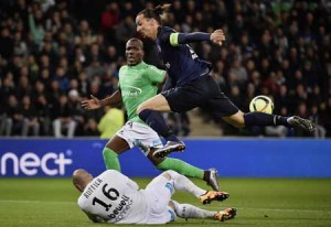 Paris Saint-Germain’s Swedish forward Zlatan Ibrahimovic (top) vies with Saint-Etienne’s French goalkeeper Stephane Ruffier (bottom) during the French L1 football match AS Saint-Etienne (ASSE) vs Paris Saint-Germain (PSG) on Monday, at the Geoffroy Guichard Stadium in Saint-Etienne, central France. AFP PHOTO