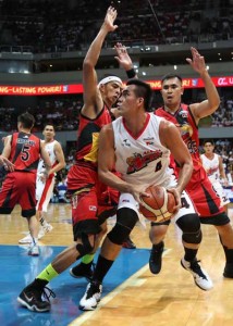 ALL FIRED UP  Vic Manuel of the Alaska Aces attempts to score through the defense of Yancy De Ocampo and Arwind Santos of San Miguel Beer during the deciding Game 7 of the PBA Philippine Cup at the Mall of Asia Arena in Pasay City on Wednesday. PHOTO BY RUSSELL PALMA