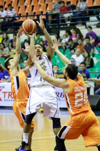 Talk ‘N Text’s Jayson Castro drives against Meralco’s Anjo Caram and Jared Dilinger during the elimination round of the Philippine Basketball Association Commissioner’s Cup at the Philsports Arena in Pasig City. CONTRIBUTED PHOTO