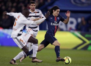 Paris Saint-Germain’s Uruguayan forward Edinson Cavani (right) vies with Lorient’s Senegalese defender Zargo Toure during the French L1 football match between Paris Saint-Germain (PSG) vs FC Lorient on Thursday at the Parc des Princes stadium in Paris. AFP PHOTO 