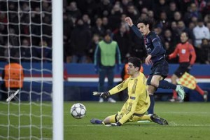 Paris Saint-Germain’s Uruguayan forward Edinson Cavani (right) scores a goal past Chelsea’s Belgian goalkeeper Thibaut Courtois during the Champions League round of 16 first leg football match between Paris Saint-Germain (PSG) and Chelsea FC on Wednesday, at the Parc des Princes stadium in Paris. AFP PHOTO