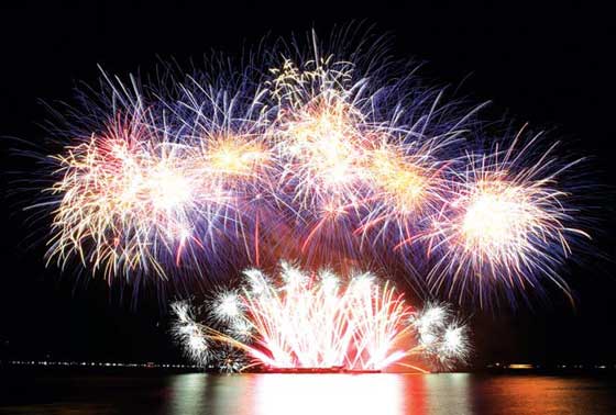 Platinum Fireworks Inc. from the Philippines shows off its fireworks during the 2016 Philippine International Pyromusical Competition at the SM Mall of Asia in Pasay City on Saturday. The country was only an exhibitor, not a competitor in the event. PHOTO BY RUSSELL PALMA