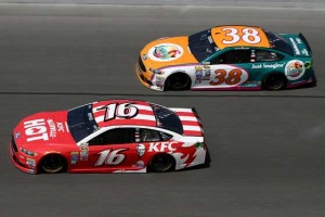 Greg Biffle, driver of the No. 16 KFC Nashville Hot Ford, leads Landon Cassill, driver of the No. 38 Florida Lottery Ford, during the NASCAR Sprint Cup Series DAYTONA 500 at Daytona International Speedway on February 22, 2016 in Daytona Beach, Florida. AFP PHOTO