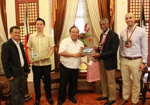 Bohol Gov. Edgar Chatto (center) and Tagbilaran City Mayor John Geesnell Yap II (second from left) present the keys to their province and city to USAID General Counsel John Simpkins (second from right). With them are Tagbilaran City Administrator Eddie Borja (left) and USAID/Philippines Resident Legal Officer Randy Ali