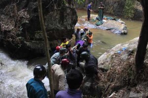 PLUNGE TO DEATH Rescuers carry one of three bodies of British tourists near a waterfall on the outskirts of the central highland town of Dalat on Friday. AFP PHOTO