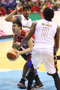 Blackwater’s Art Dela Cruz (center) tries to score against Mahindra’s Aldrech Ramos (left) and Augustus Gilchrist during the Philippine Basketball Association Commissioner’s Cup at the Araneta Coliseum. CZAR DANCEL 