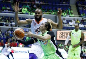 Globalport’s Terrence Romeo drives against Meralco import Arinze Onuaku during theelimination round of the Philippine Basketball Association Commissioner’s Cup on Sunday at the Araneta Coliseum.  