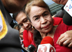 MOMMY D IN COURT Reporters surround Dionisia Pacquiao upon her arrival at the Court of Tax Appeals in Quezon City. PHOTO BY MIKE DE JUAN 