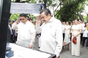 Mayor Kid Peña of Makati City and Mayor Joseph Estrada of Manila salute the late president  
