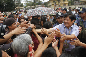  Senator Ferdinand “Bongbong” marcos Jr.  interacts with women in Nueva Vizcaya. PNA PHOTO