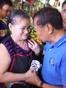 UP CLOSE AND PERSONAL Vice president Jejomar Binay talks to a vendor at mega Q mart in Quezon City, one of several public markets visited by candidates of the United Nationalist Alliance on Saturday. CONTRIBUTED PHOTO