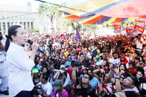 MY VICTORY IS YOURS Senator Grace Poe thanks her supporters during a Women’s Day rally at Liwasang Bonifacio in Manila. PHOTO BY CZEASAR DANCEL