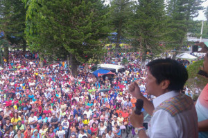 CROWD DRAWER Senator Ferdinand “Bongbong” Marcos Jr. addresses a huge crowd in Tupi, South Cotabato. 