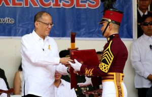 TOPNOTCHER President Benigno Aquino 3rd present the Presidential Kampilan Award to F/Cdt. Felipe Alicando Jr. for topping the Masundayaw Class of 2016. MALACAÑANG PHOTO 