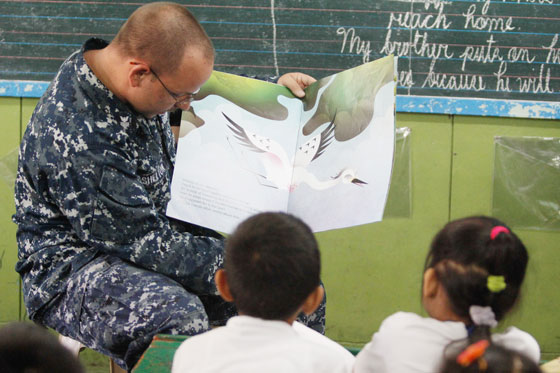 A member of the us Navy reads to students of the Padre Guevarra elementary school in tondo, Manila. Crew of the ticonderogaclass guided-missile Cruiser USS Antietam (CG 54) that arrived in Manila for a port visit on March 8 participated in several community service events. PhOtO By DJ DiOSiNA 