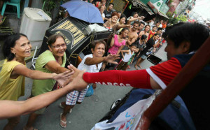 Senator Ferdinand “Bongbong” Marcos Jr. mingles with Tondo residents. 