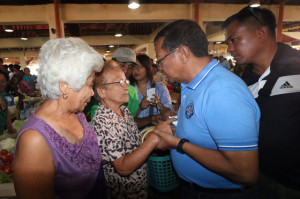 HE LISTENS Vice President Jejomar Binay greets market goers in Ilocos Sur.  