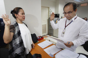 ‘JOEY’ COMES OUT Rhodora Alvarez files her plunder complaint against Defense officials on the chopper deal before Ombudsman Administering Officer Julio M. Ramo.  PHOTO BY RUY L. MARTINEZ 