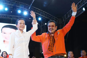 ERAP ANNOUNCES HIS CHOICES Manila Mayor Joseph Estrada raises the hands of his bets – Senators Grace Poe and Ferdinand “Bongbong” Marcos Jr. – during his proclamation rally at Liwasang Bonifacio. PHOTOS BY RENE H. DILAN 