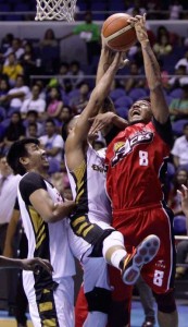 TOWER OF POWER Calvin Abueva of Alaska battles for rebound against Karl Dehesan and Aldrech Ramos of Mahindra during a PBA Commissioner’s Cup game at the Smart Araneta Coliseum in Quezon City on Monday. Mahindra won over Alaska 102-94. PHOTO BY CZEASAR DANCEL